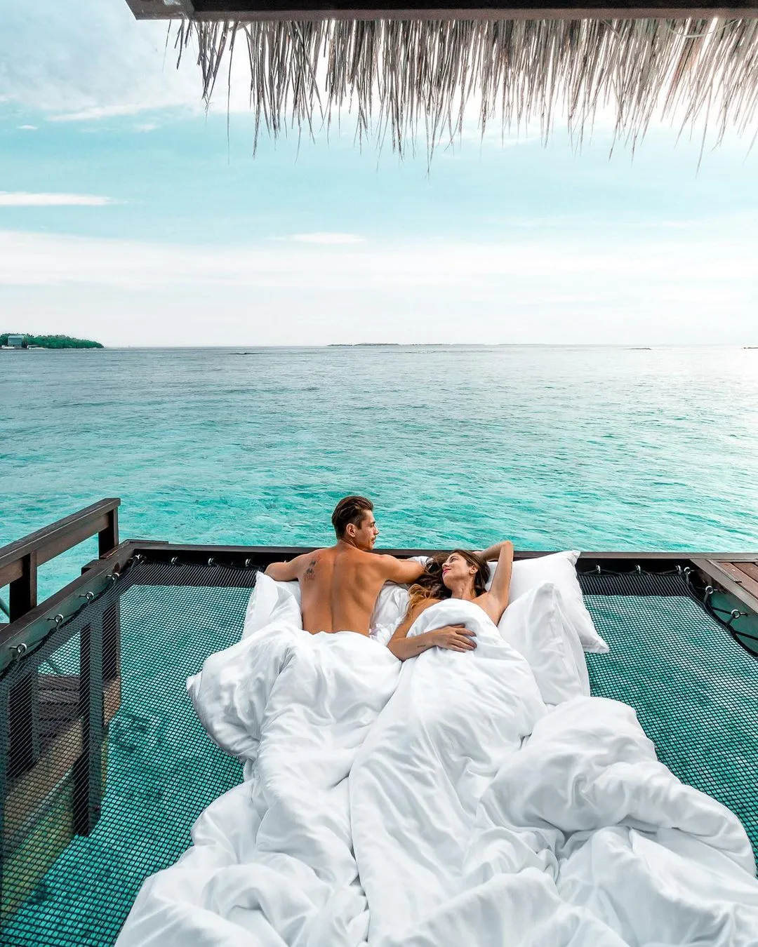 /img/9405-maldives-couple-relaxing.webp