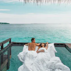 /img/9405-maldives-couple-relaxing.webp