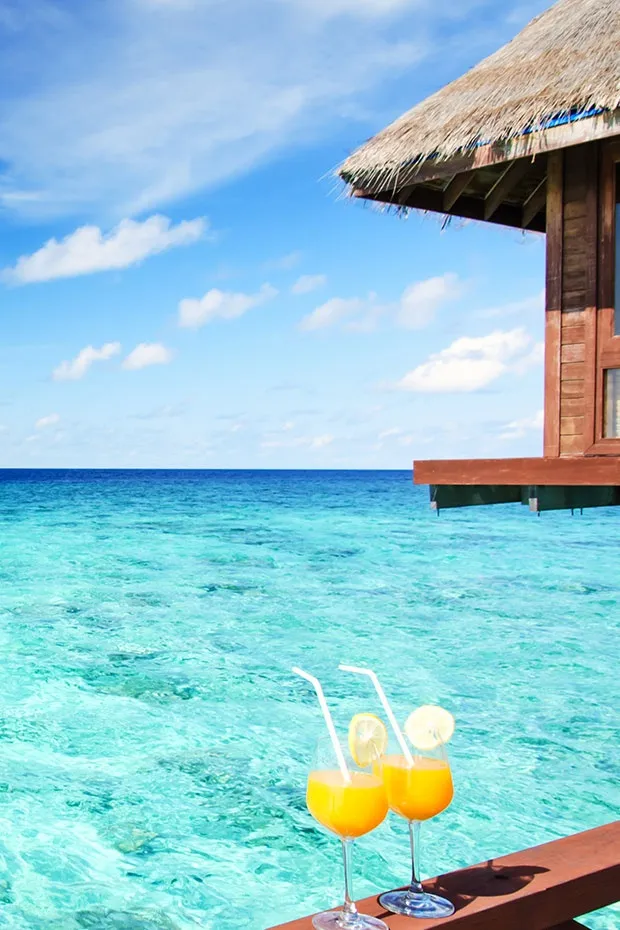 9405 maldives couple snorkeling