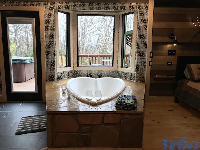 9453 gatlinburg honeymoon suite fireplace