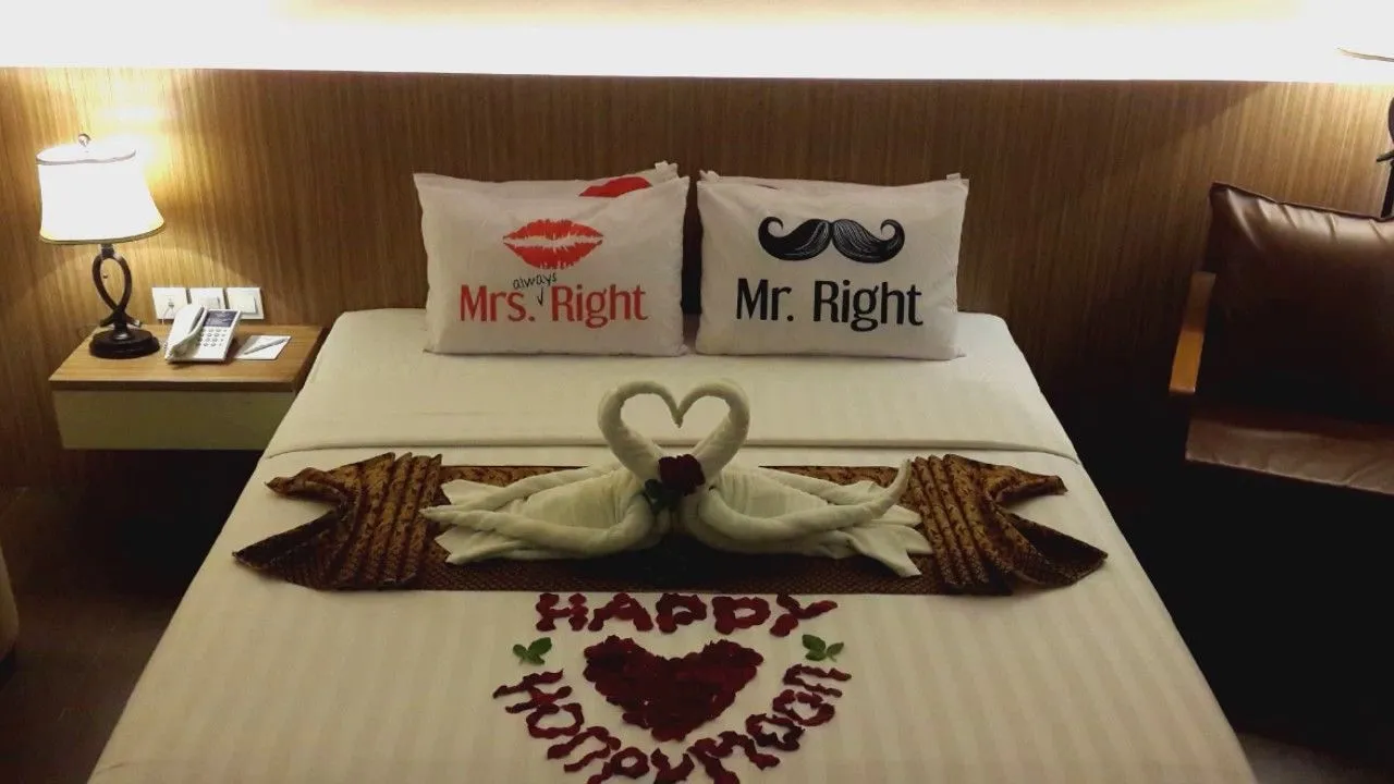 9482 romantic honeymoon bed decoration 4