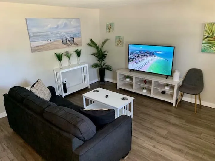 9501 waterfront cottage