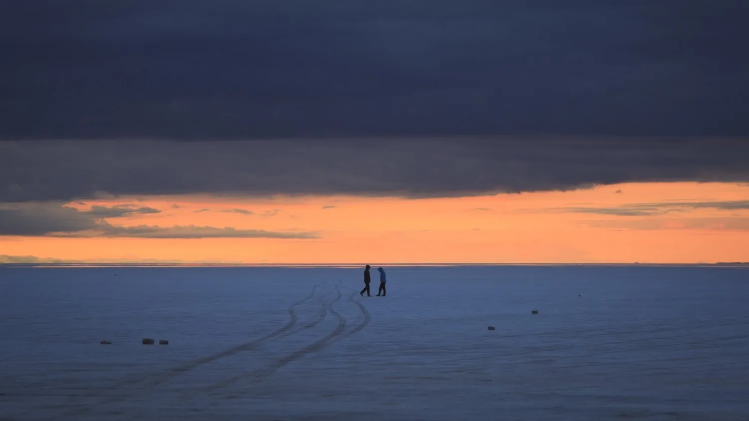 9517 bolivia honeymoon couple boat trip