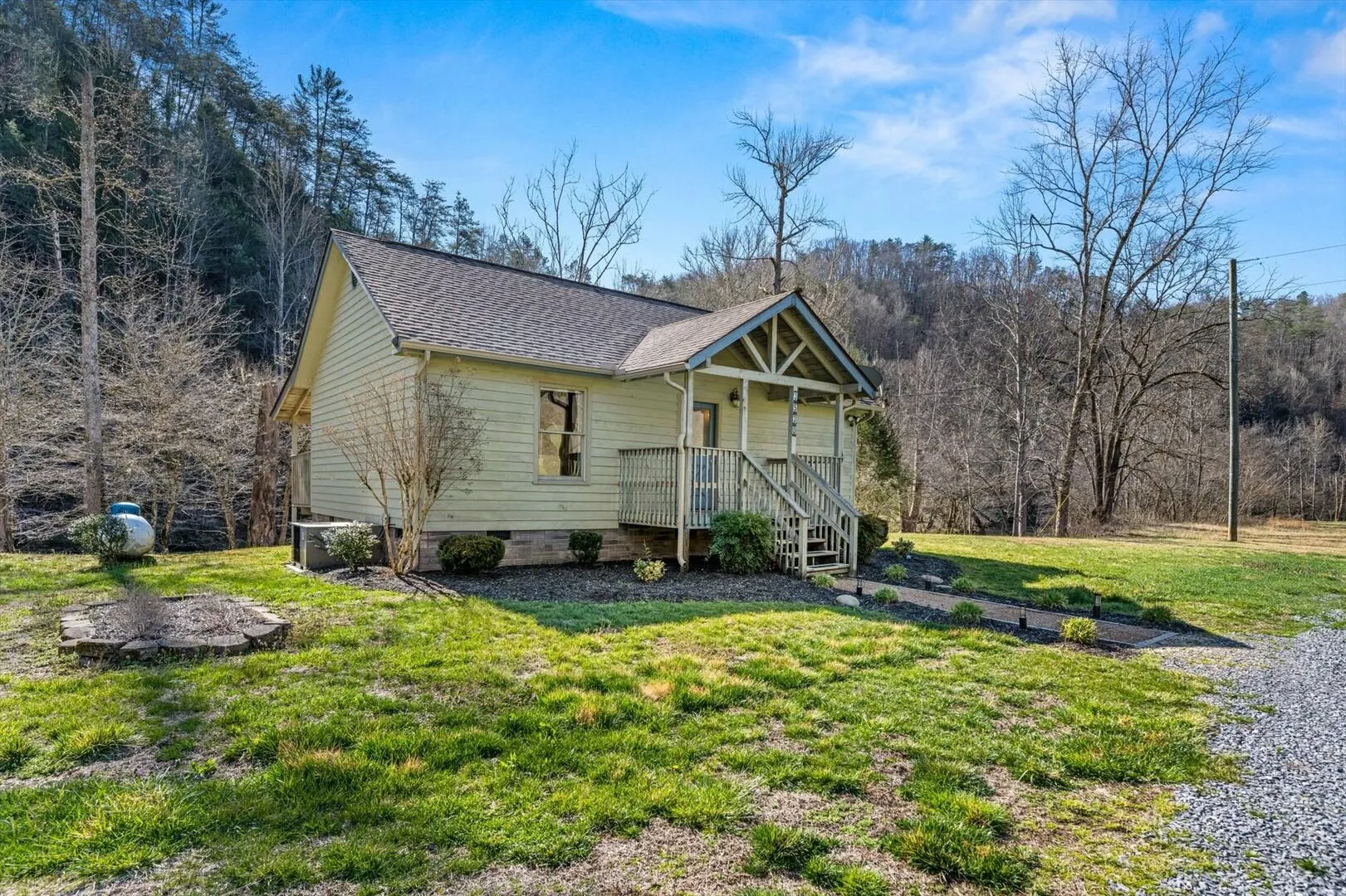9523 tn cabin fireplace