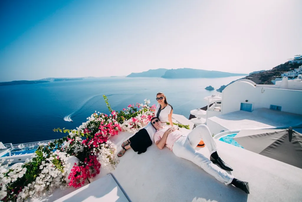 /img/9572-honeymoon-greek-island-couple-celebrating.webp