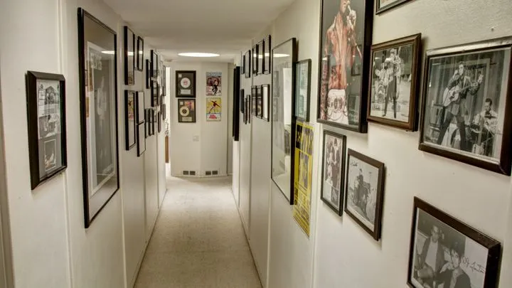 9583 elvis honeymoon hideaway living room