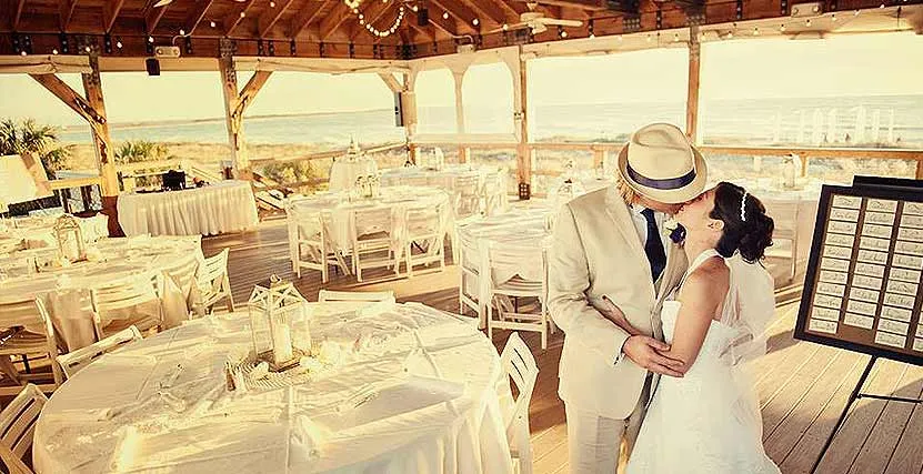 9588 bride groom kissing beach