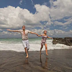 /img/9593-bali-temple-couple.webp