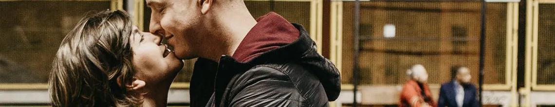 9632 honeymoon kissing couple