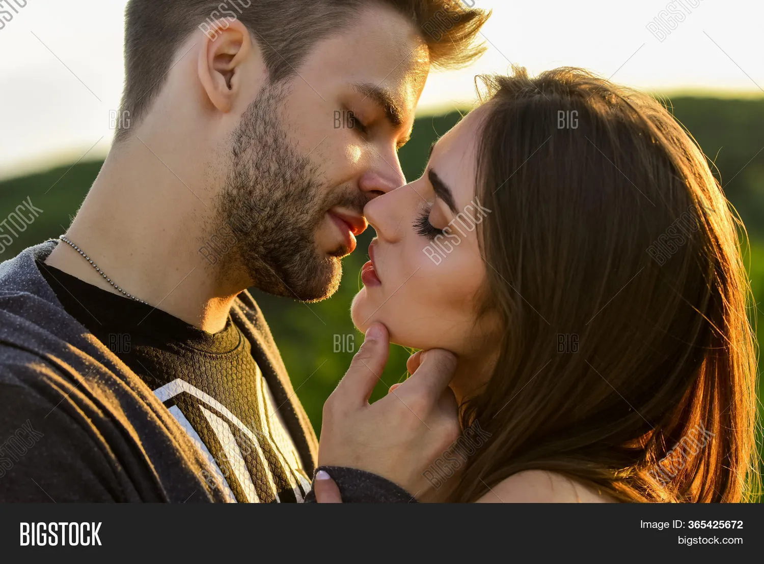 9632 honeymoon kissing photos